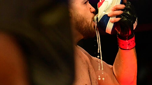 ТЯЖЕЛОВЕС UFC ПОСЛЕ ПОБЕД ПЬЕТ ПИВО ИЗ КРОССОВОК