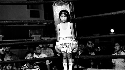 Руками младенца: как тайские дети дерутся за деньги своих родителей