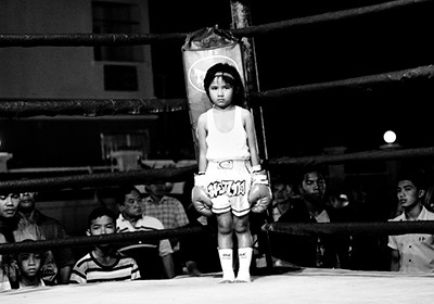 Руками младенца: как тайские дети дерутся за деньги своих родителей