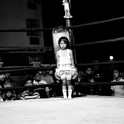 Руками младенца: как тайские дети дерутся за деньги своих родителей