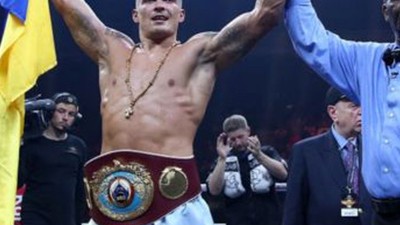 Усик досрочно победил Хука 