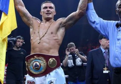 Усик досрочно победил Хука 